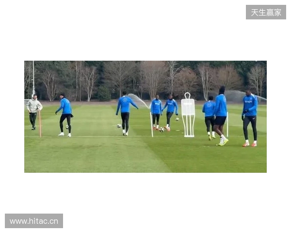 跟队:埃斯特旺参加了切尔西的公开训练,里斯、约恩森缺席
